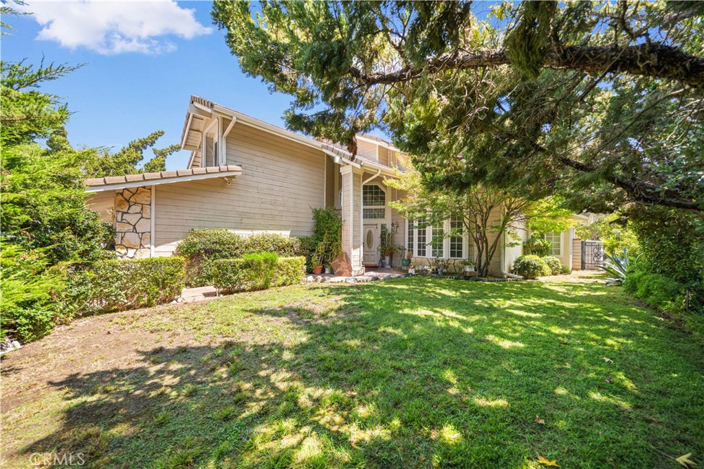 906 N Bridle Path Lane