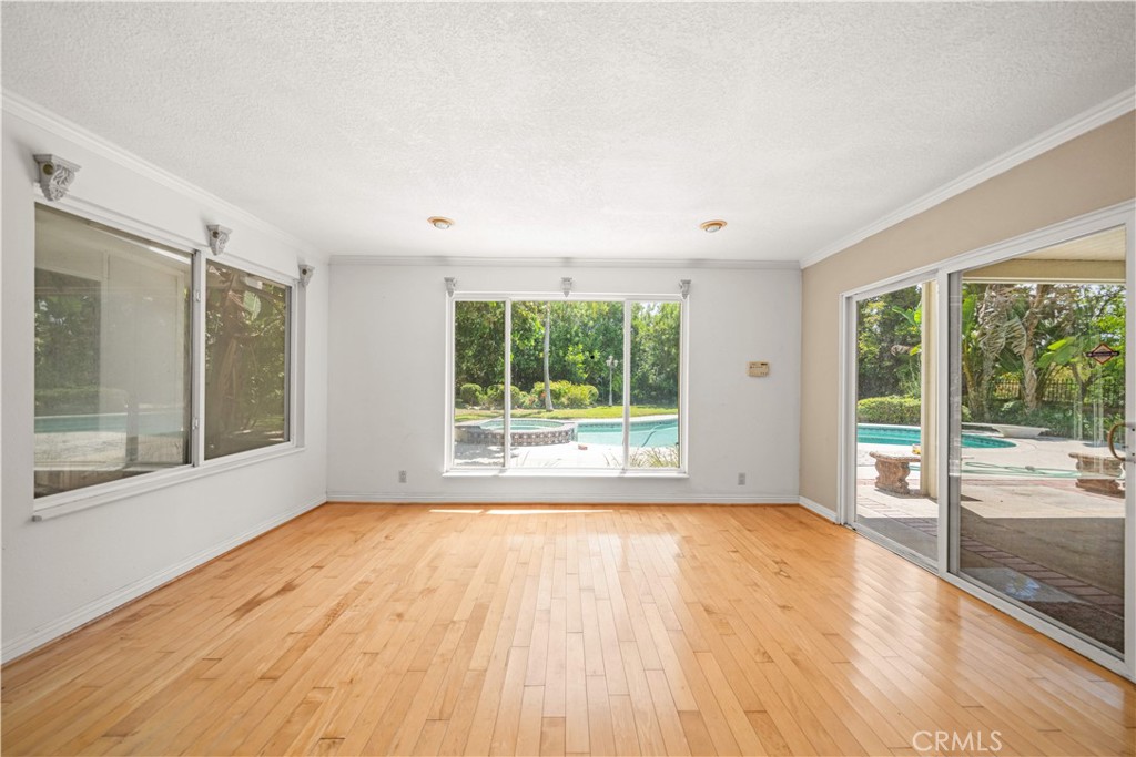 906 N Bridle Path Lane