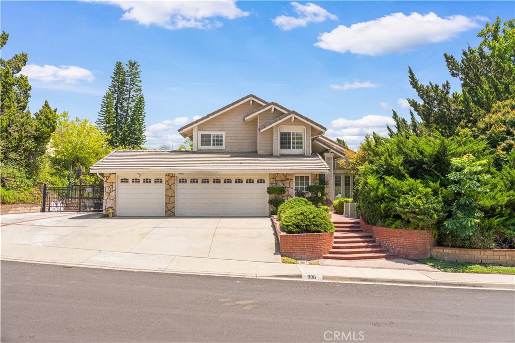 906 N Bridle Path Lane
