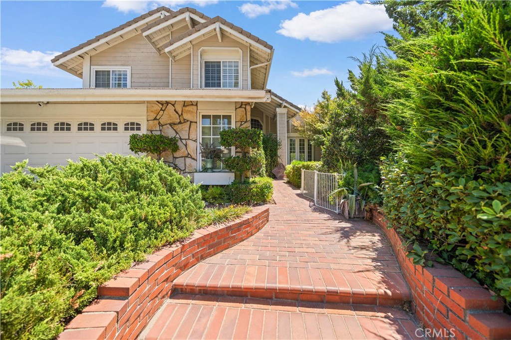 906 N Bridle Path Lane