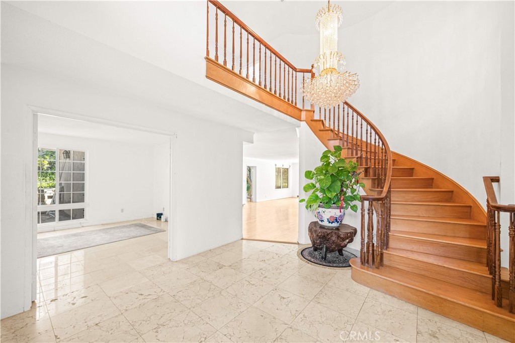 906 N Bridle Path Lane