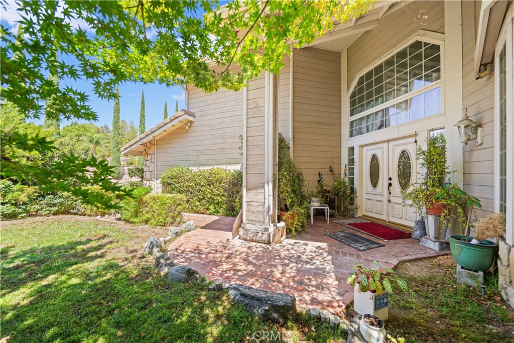 906 N Bridle Path Lane