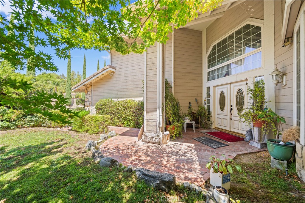 906 N Bridle Path Lane