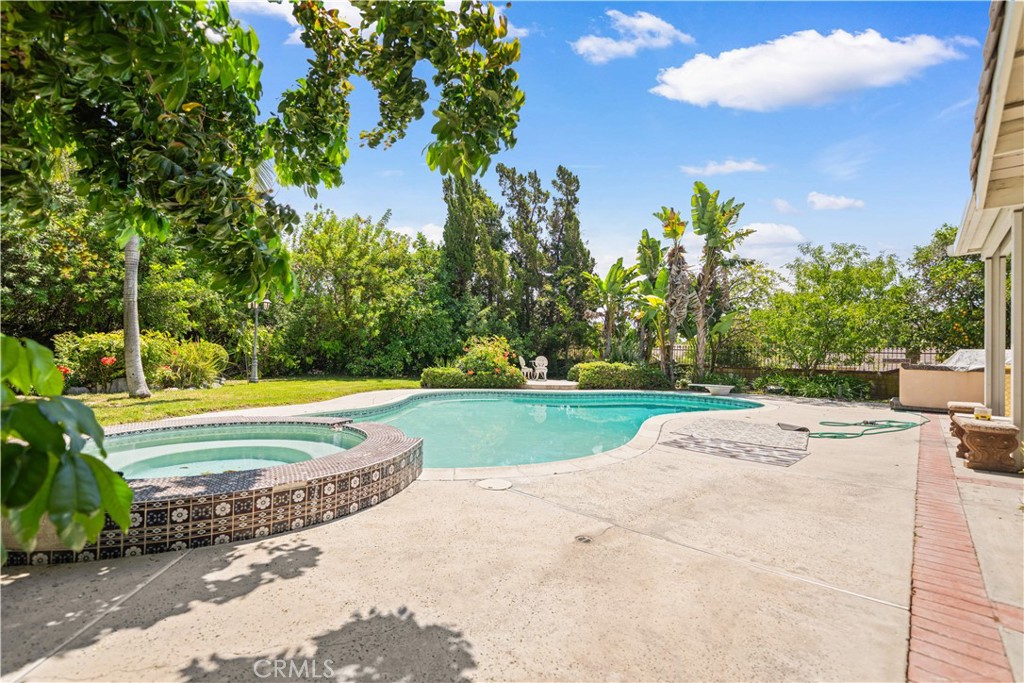 906 N Bridle Path Lane