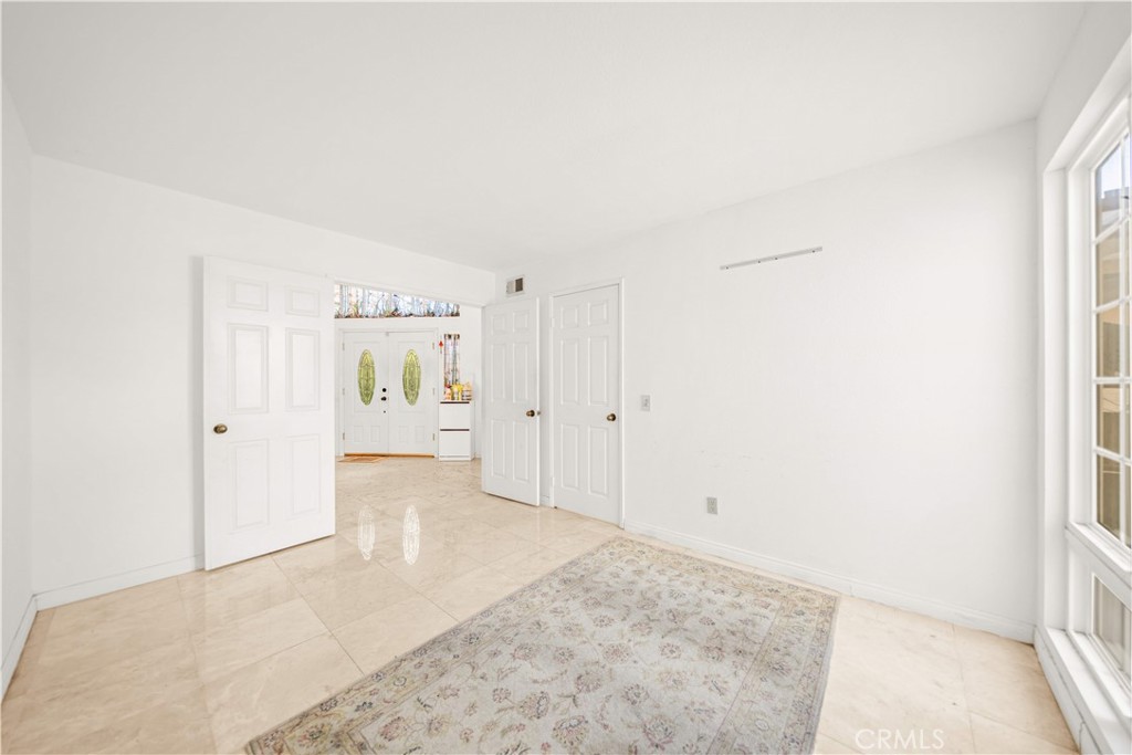 906 N Bridle Path Lane