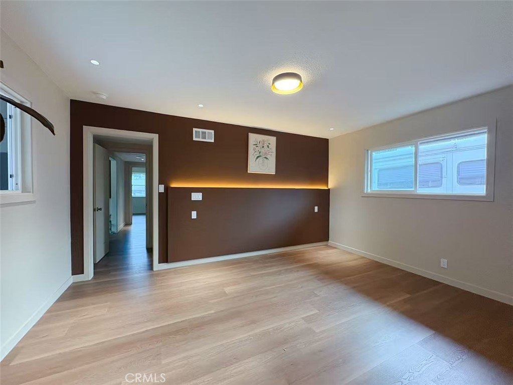 883 E Leadora