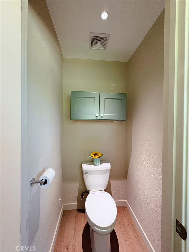 883 E Leadora