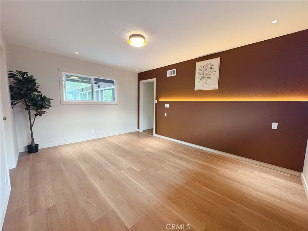 883 E Leadora