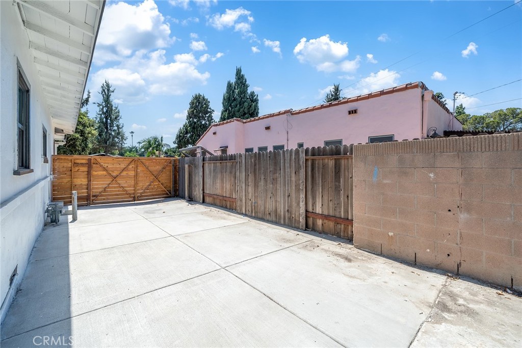 329 W Whiting Avenue