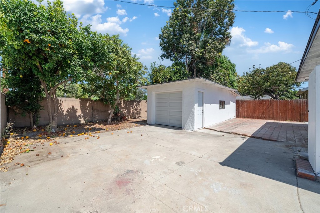 329 W Whiting Avenue