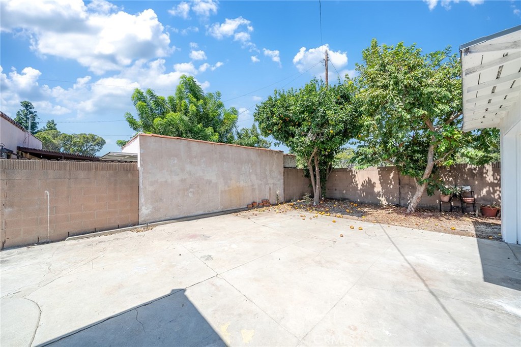329 W Whiting Avenue