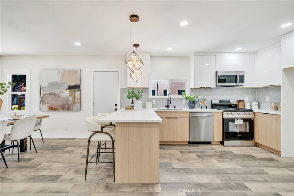 329 W Whiting Avenue