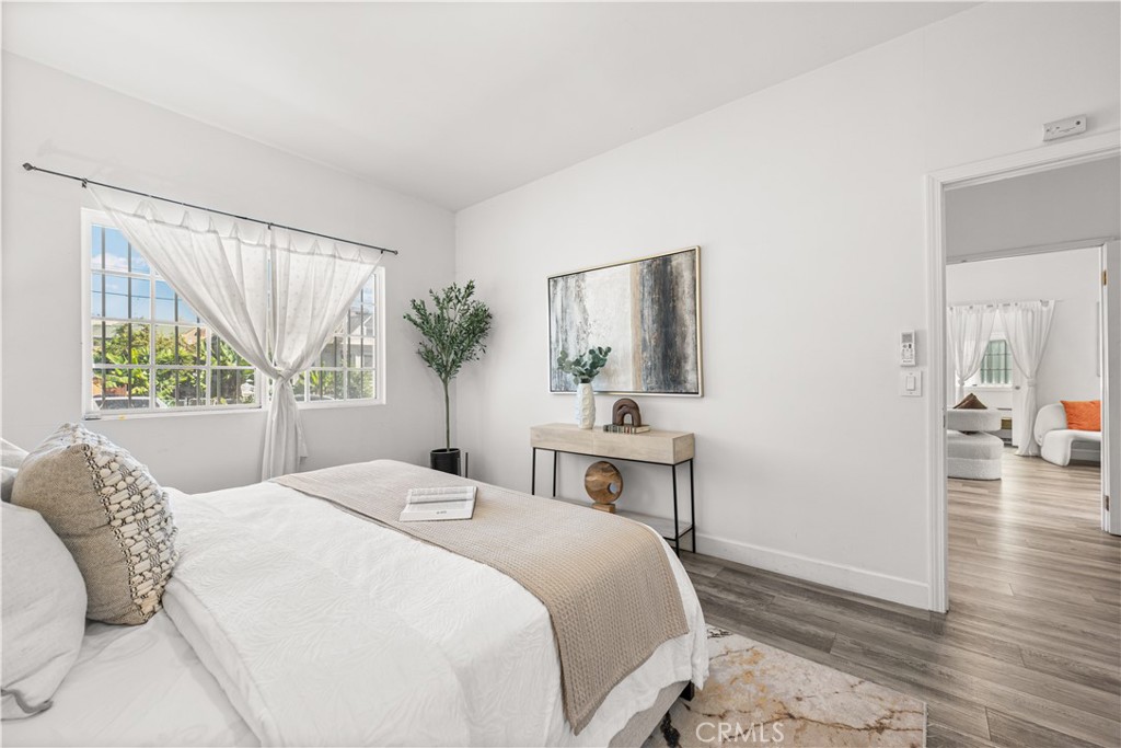 1147 S Westlake