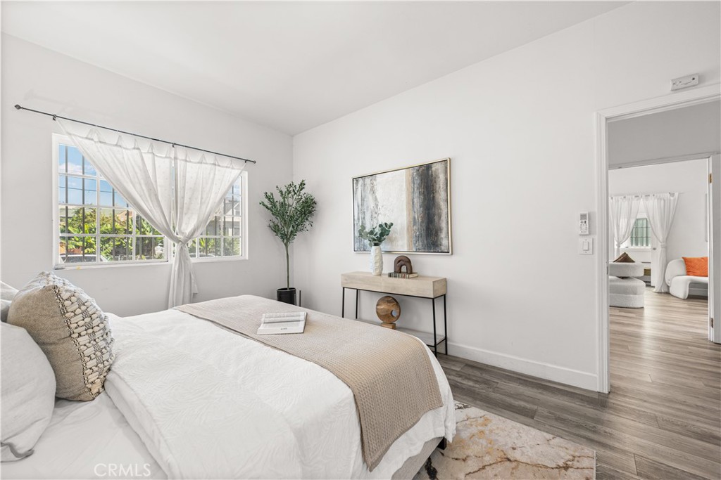 1147 S Westlake