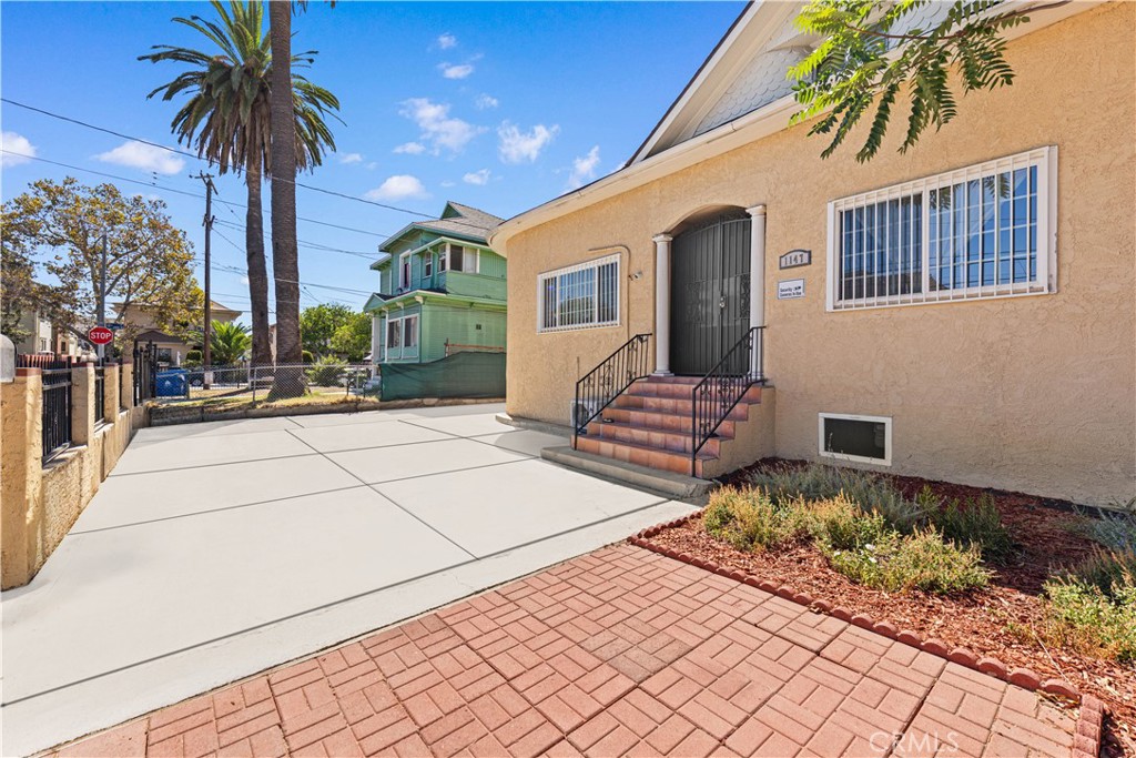 1147 S Westlake