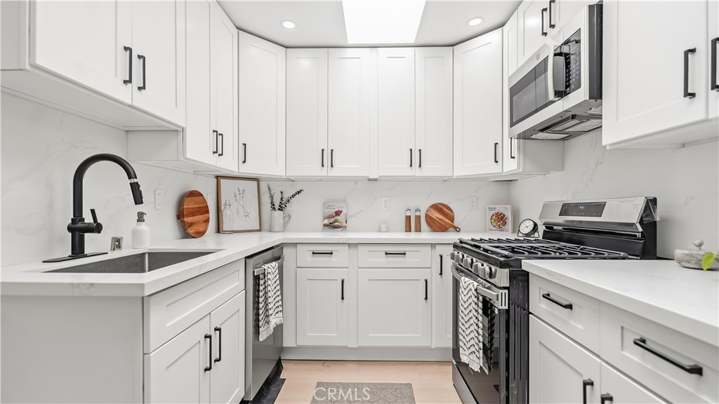 1746 W 38th Place