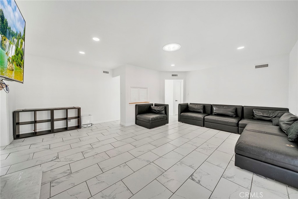1106 S Lark Ellen