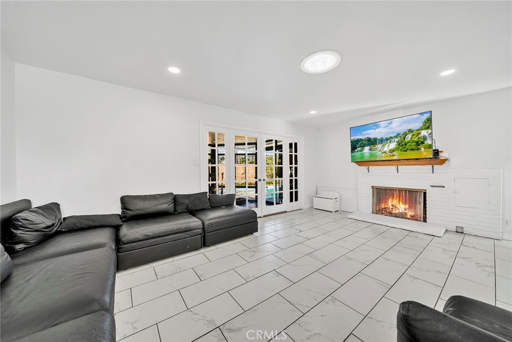 1106 S Lark Ellen