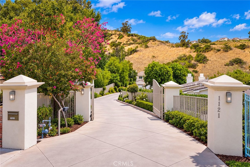 1121 Pinto Drive