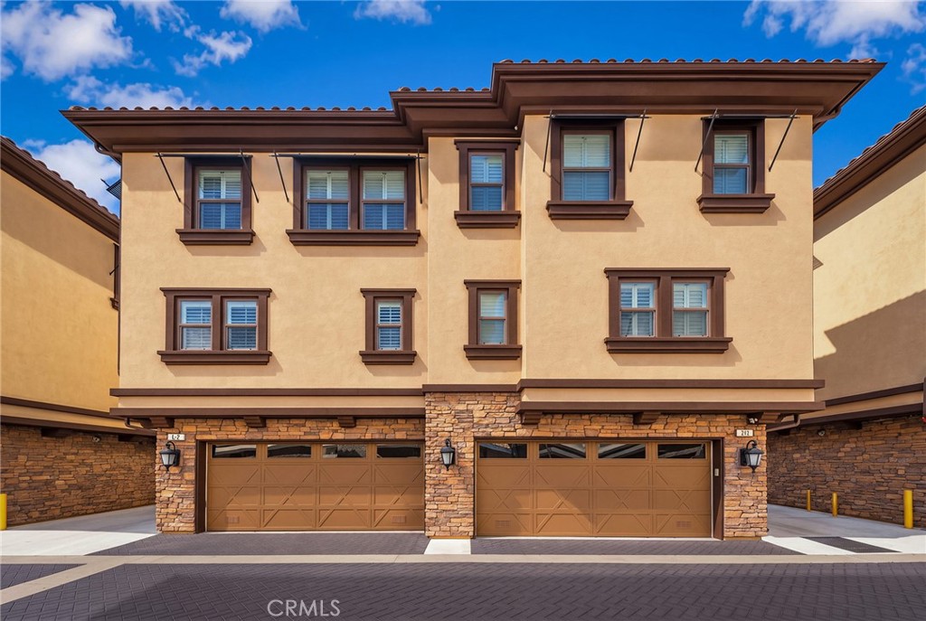656 W Huntington