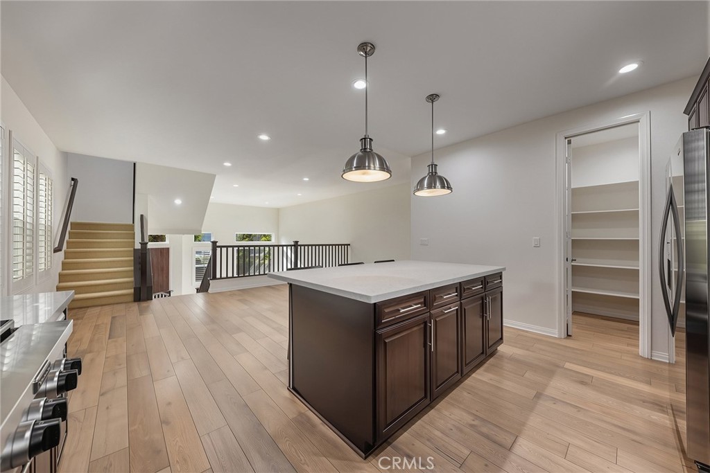 656 W Huntington