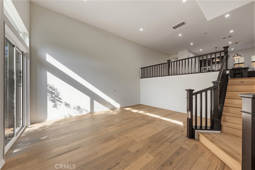 656 W Huntington