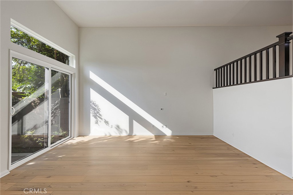 656 W Huntington