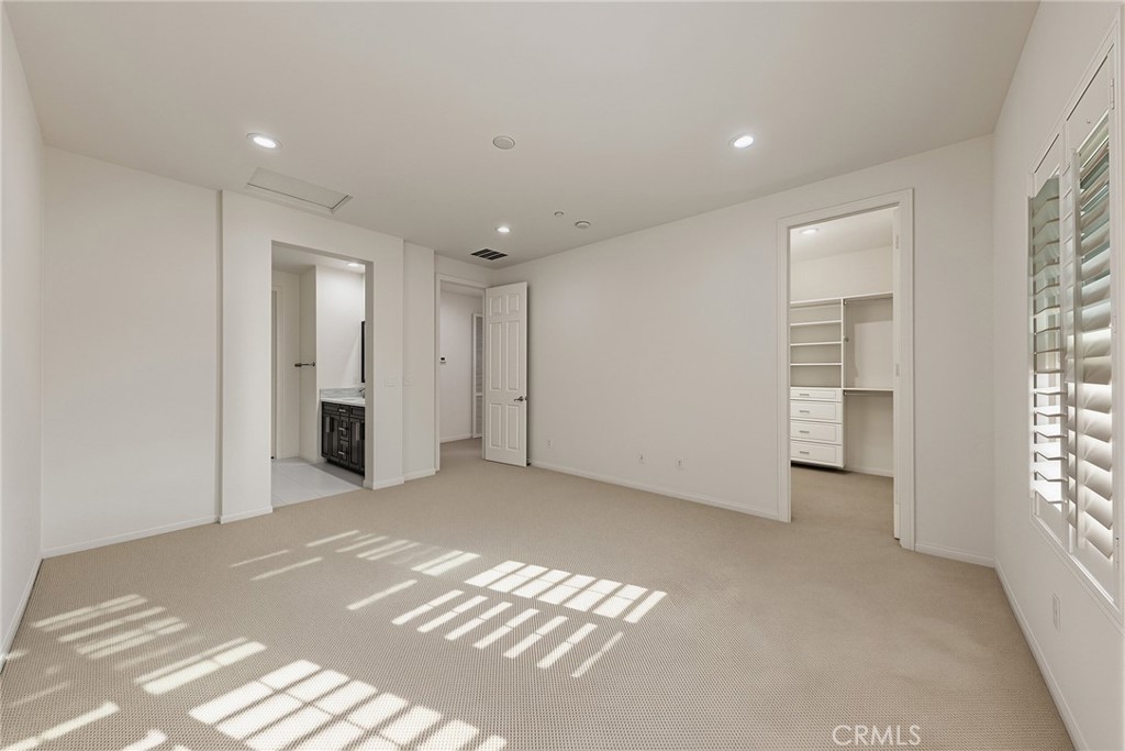 656 W Huntington
