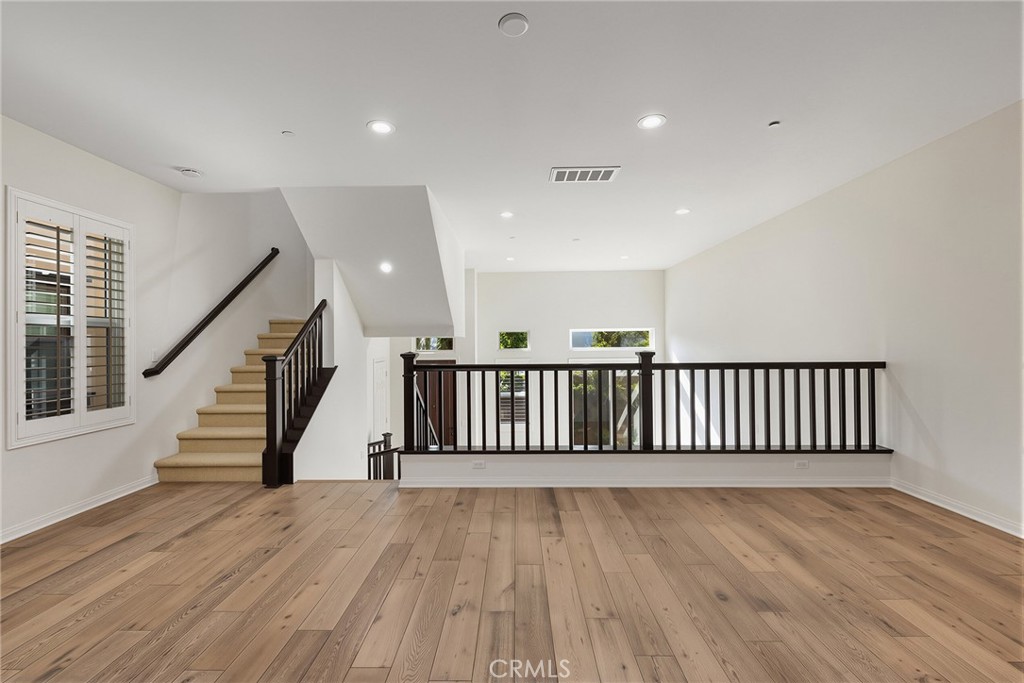 656 W Huntington