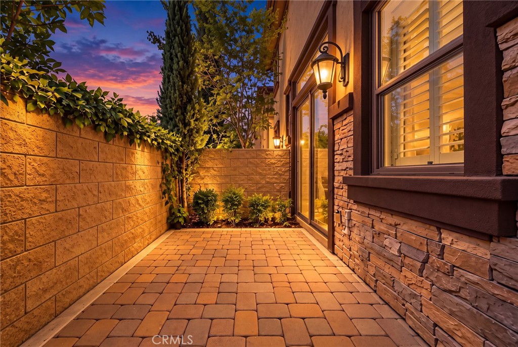 656 W Huntington