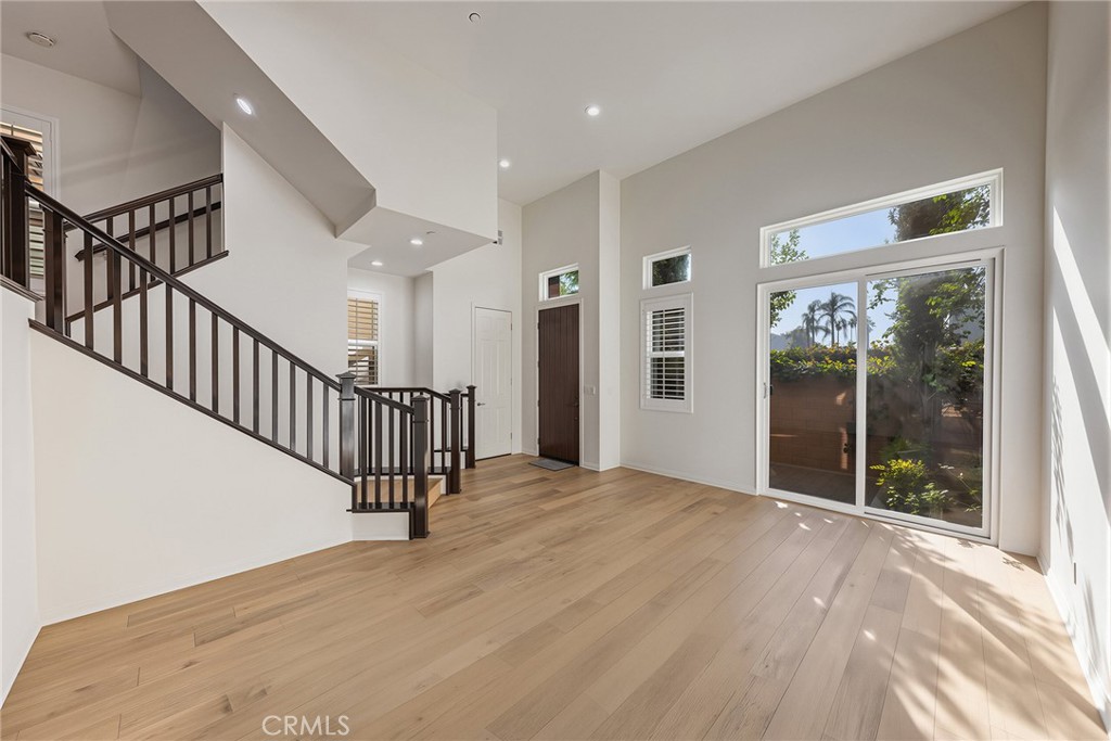 656 W Huntington