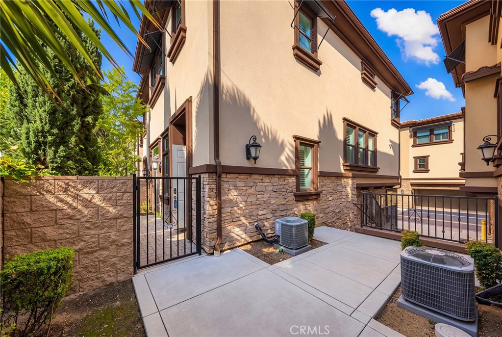 656 W Huntington