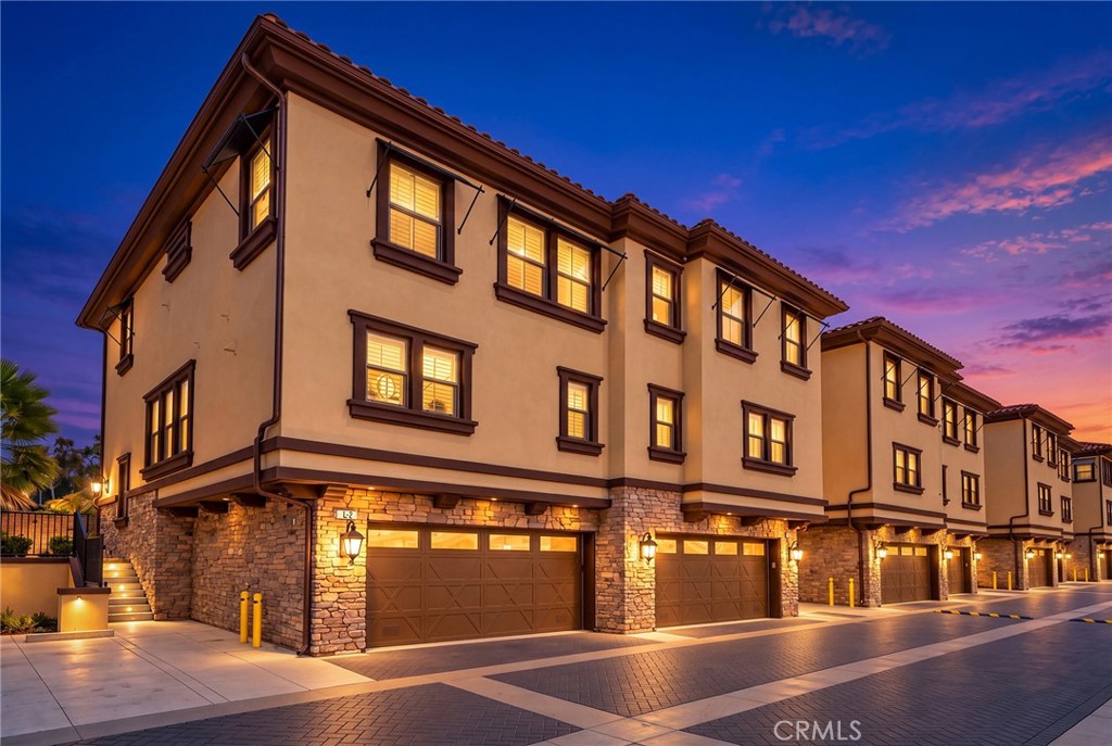 656 W Huntington