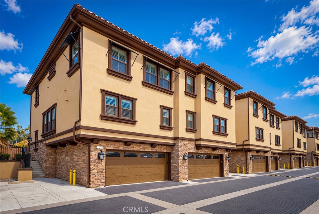 656 W Huntington