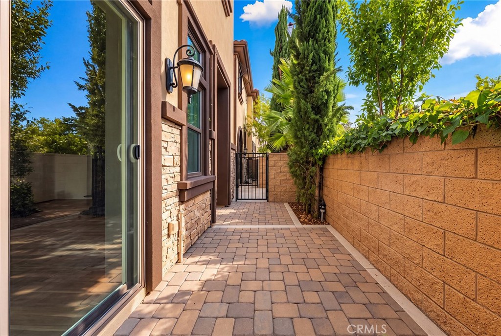 656 W Huntington