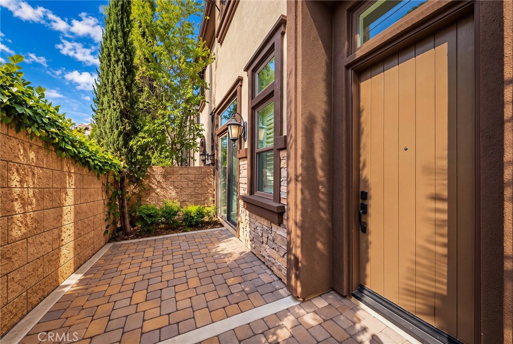 656 W Huntington