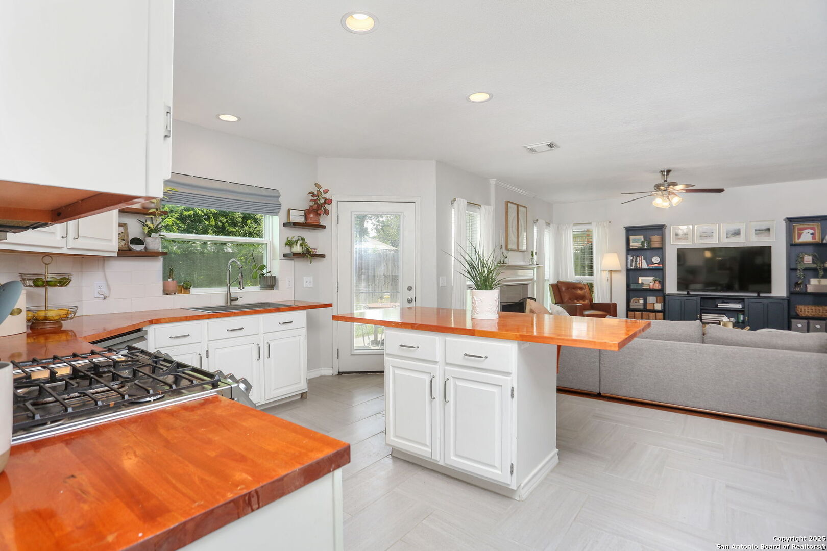 10219 Coyote Hill
