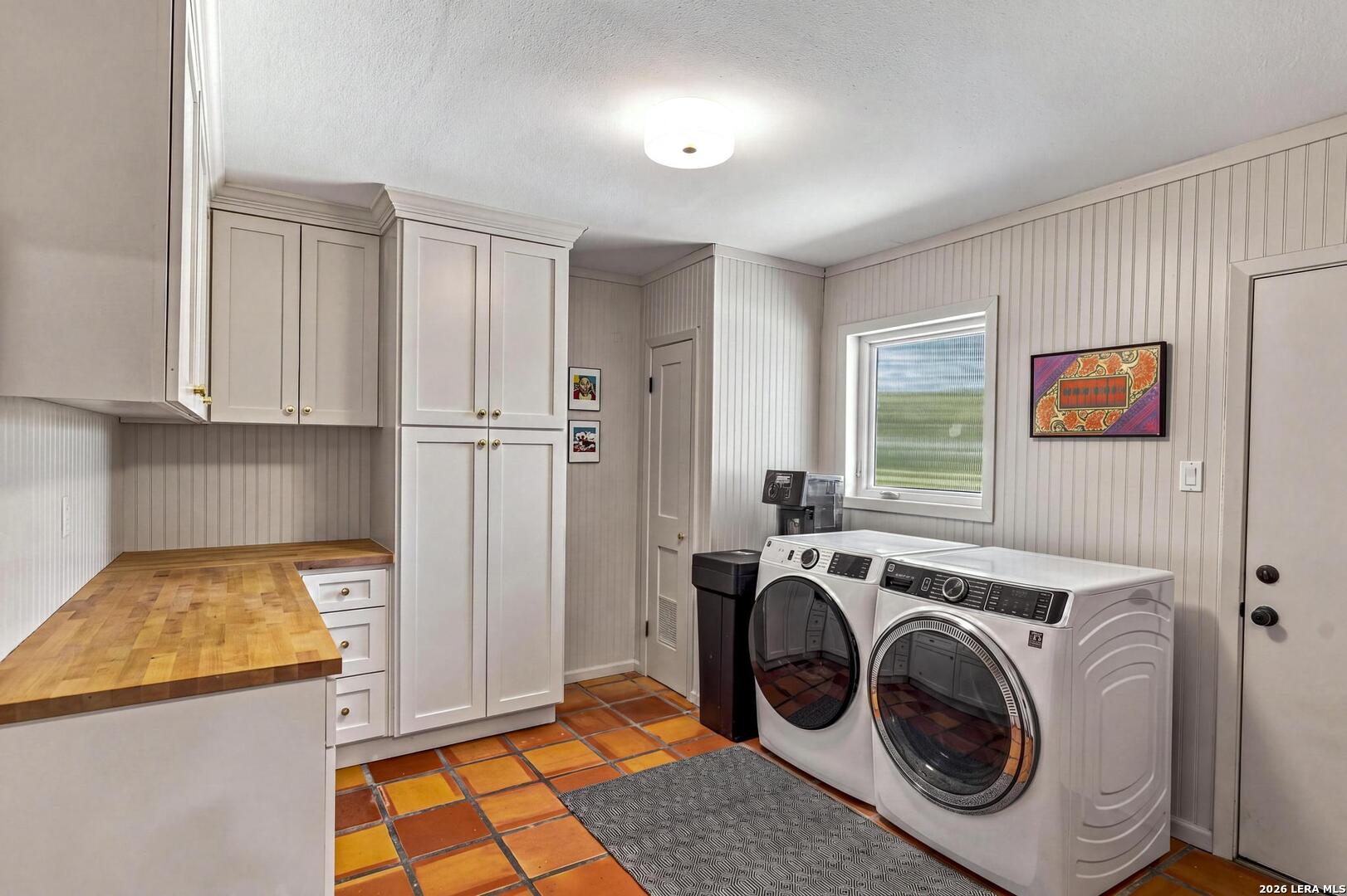 211 SHARON DR