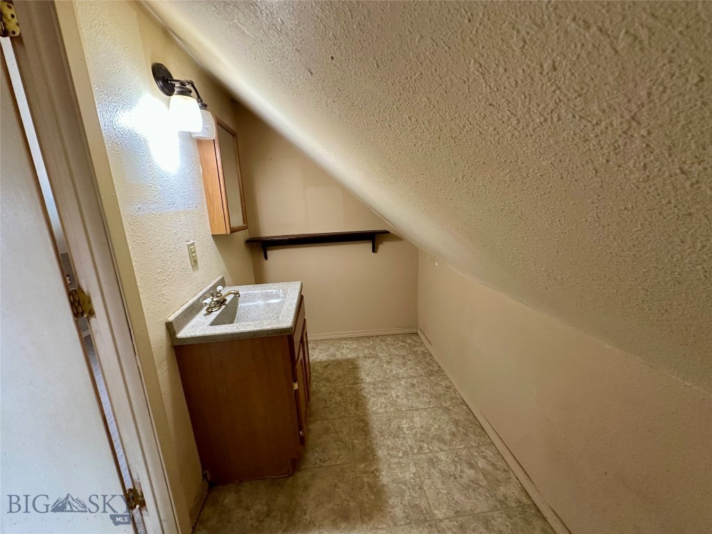 1208 E 6th Street