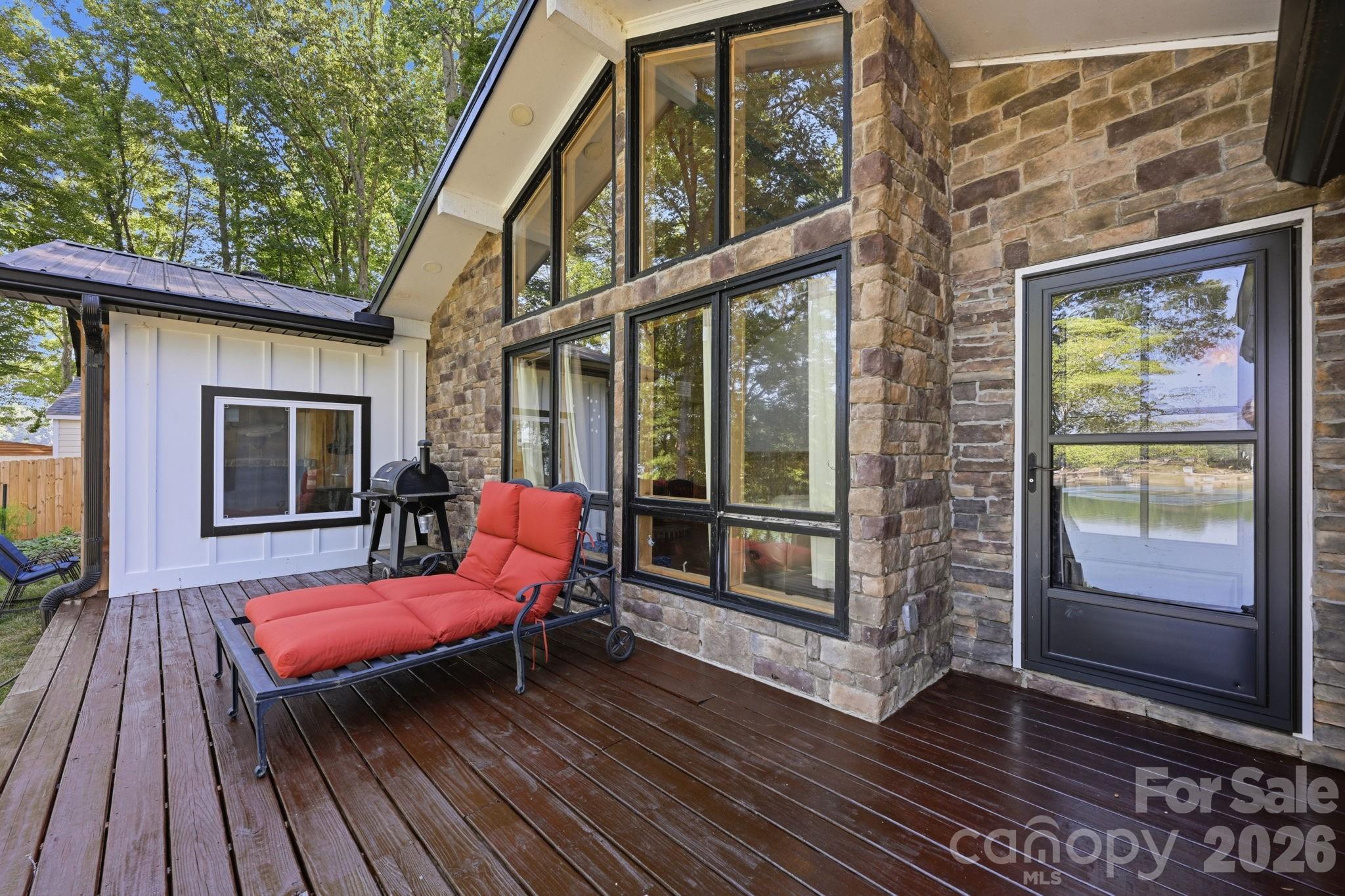1367 Roundstone Road