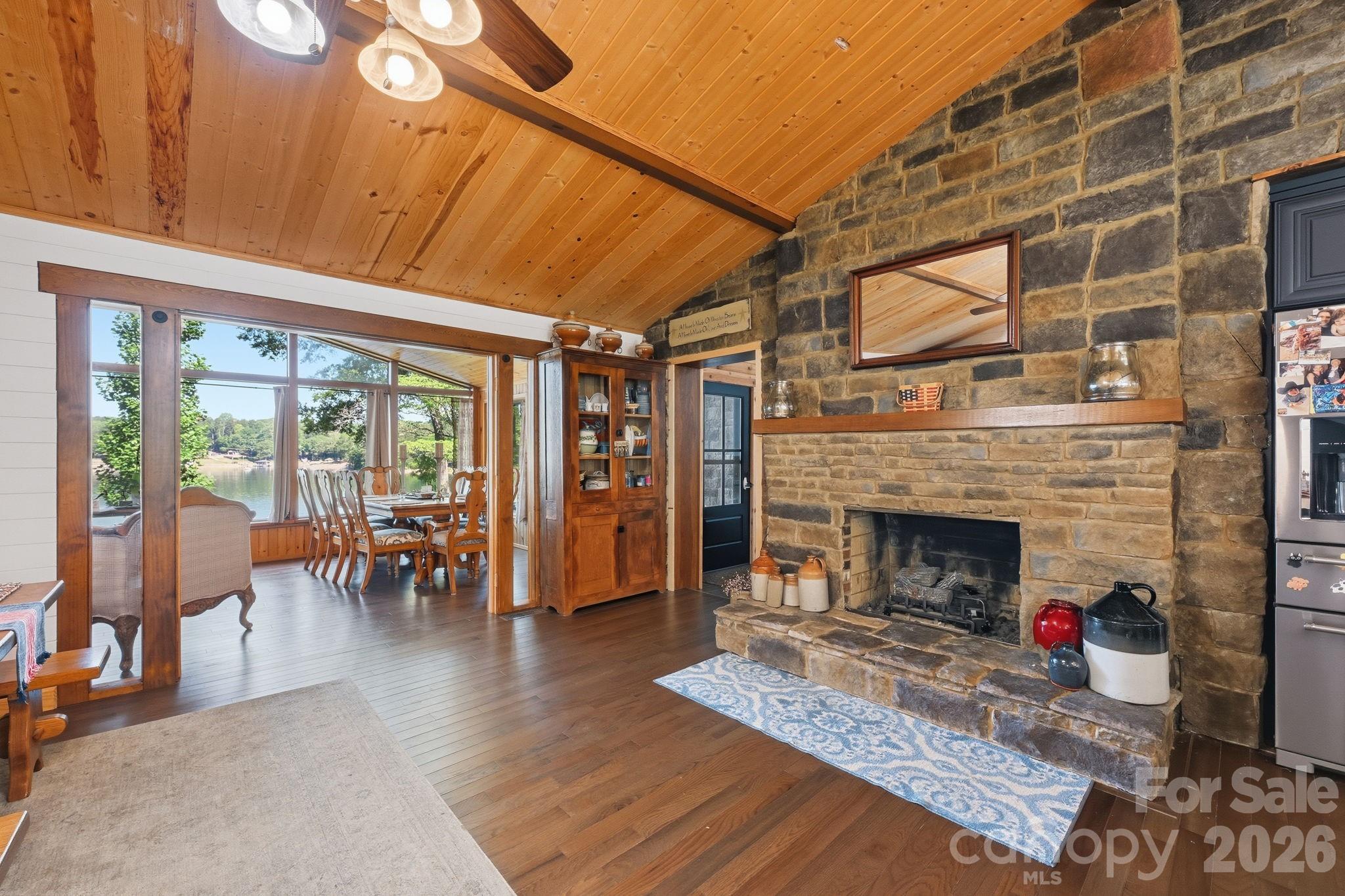 1367 Roundstone Road