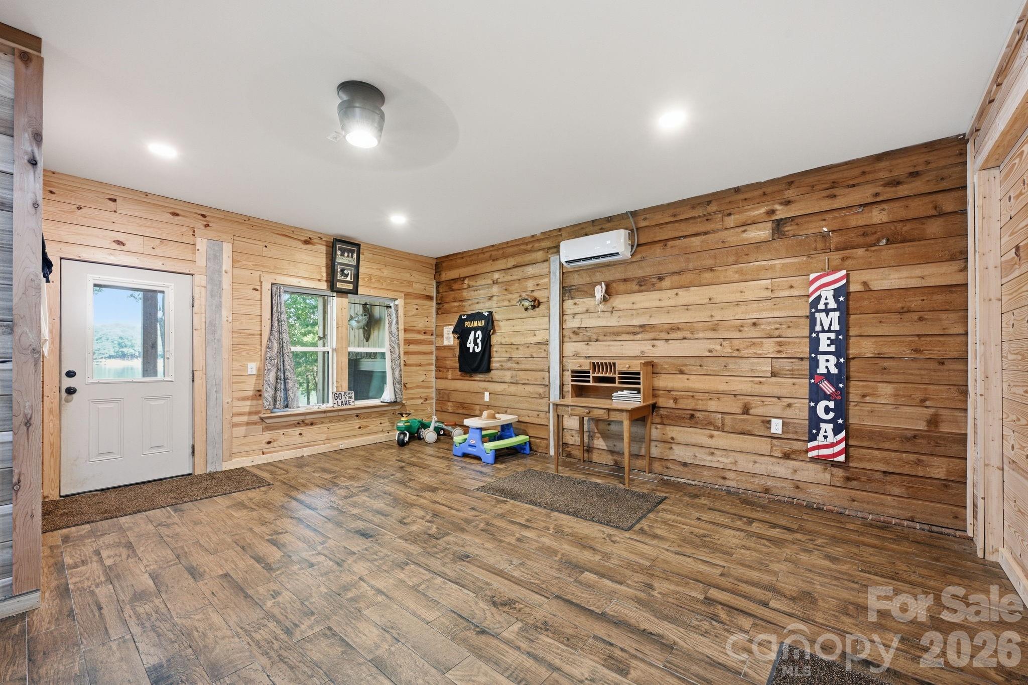1367 Roundstone Road