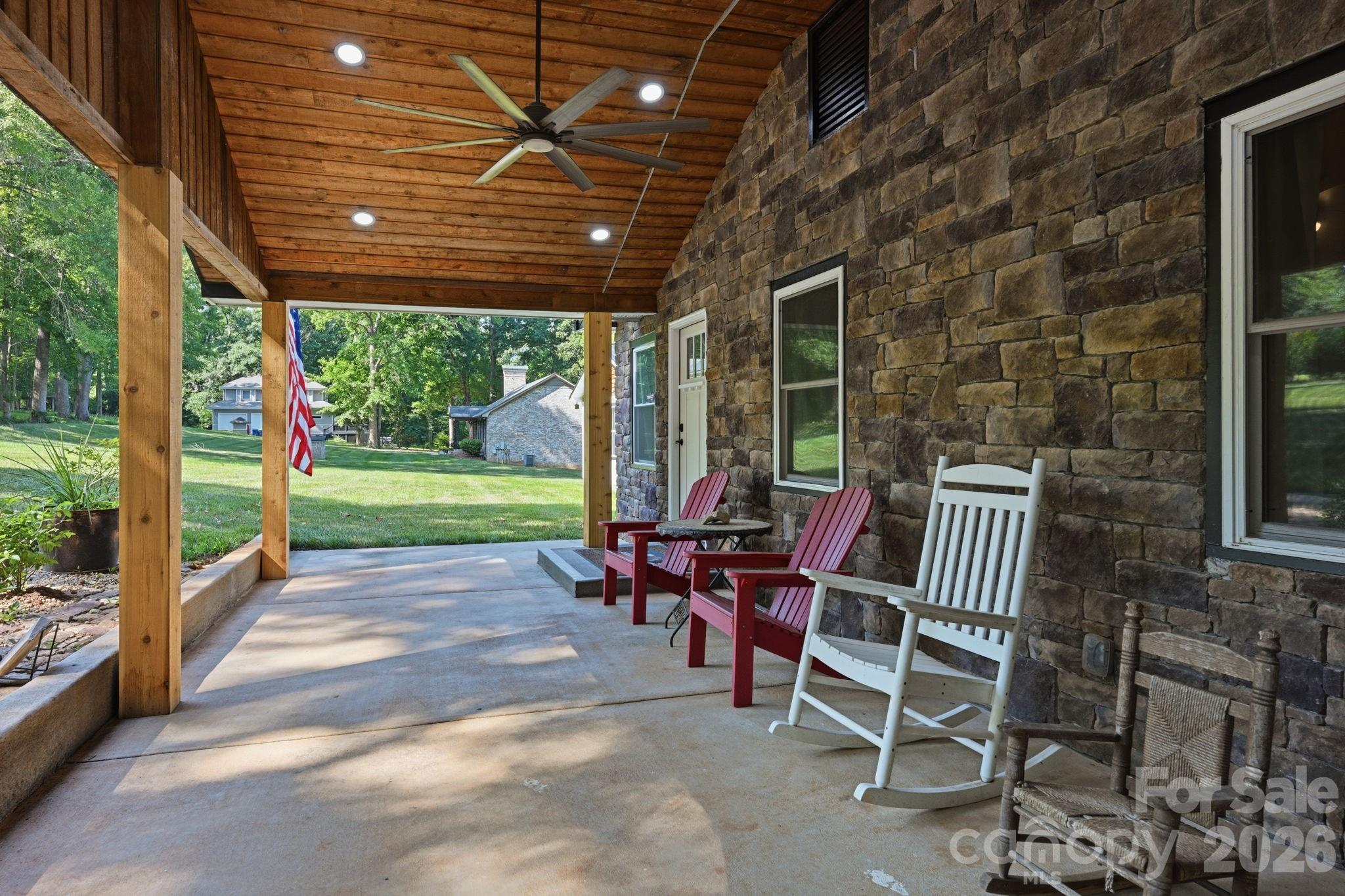 1367 Roundstone Road