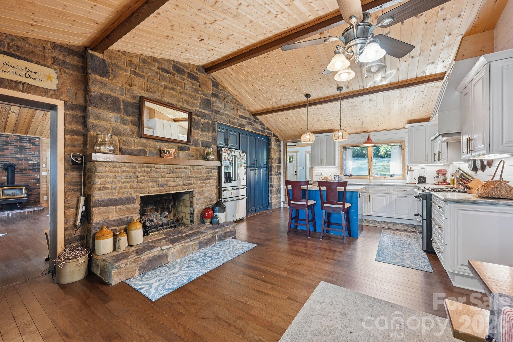 1367 Roundstone Road