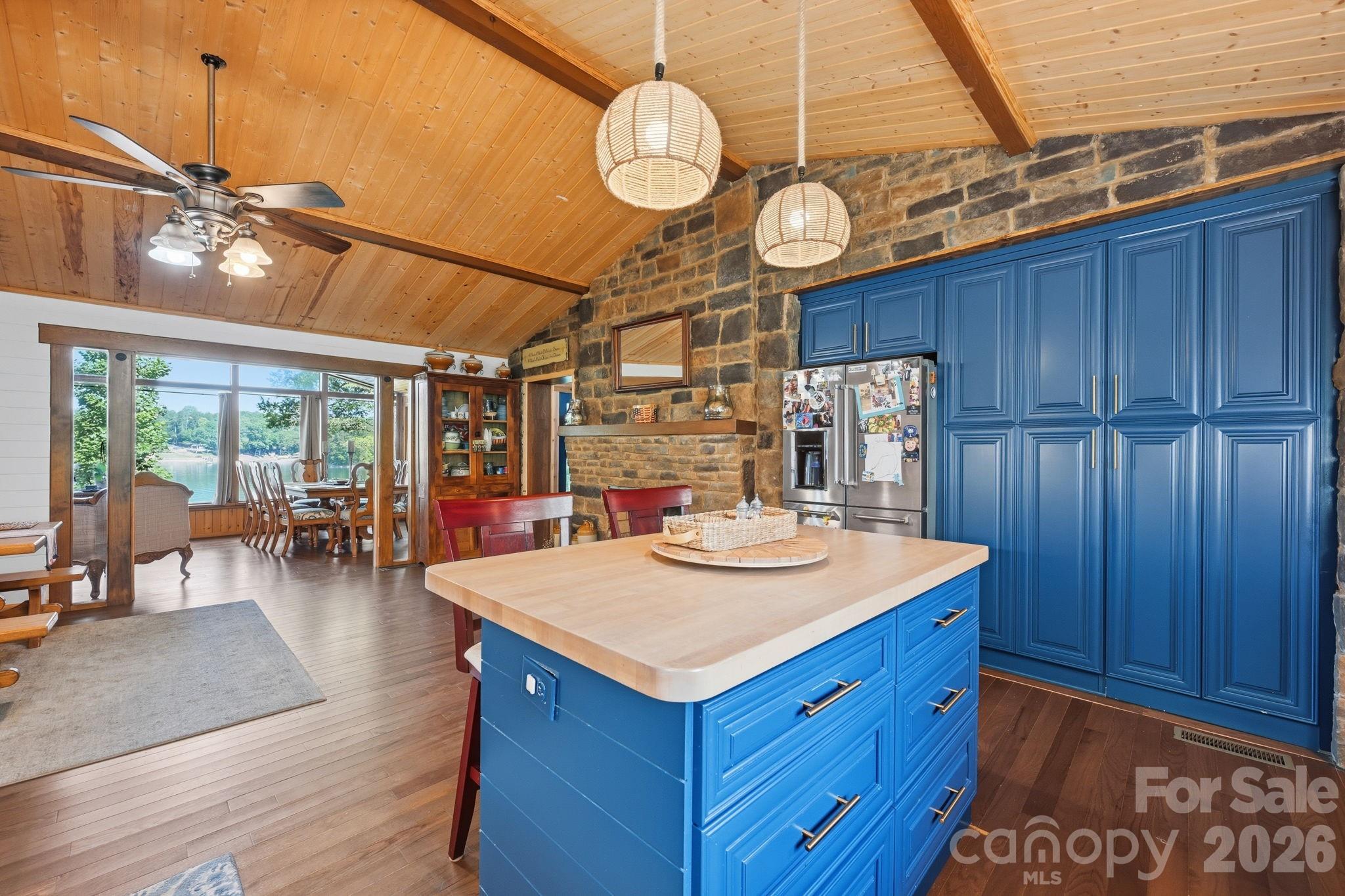 1367 Roundstone Road