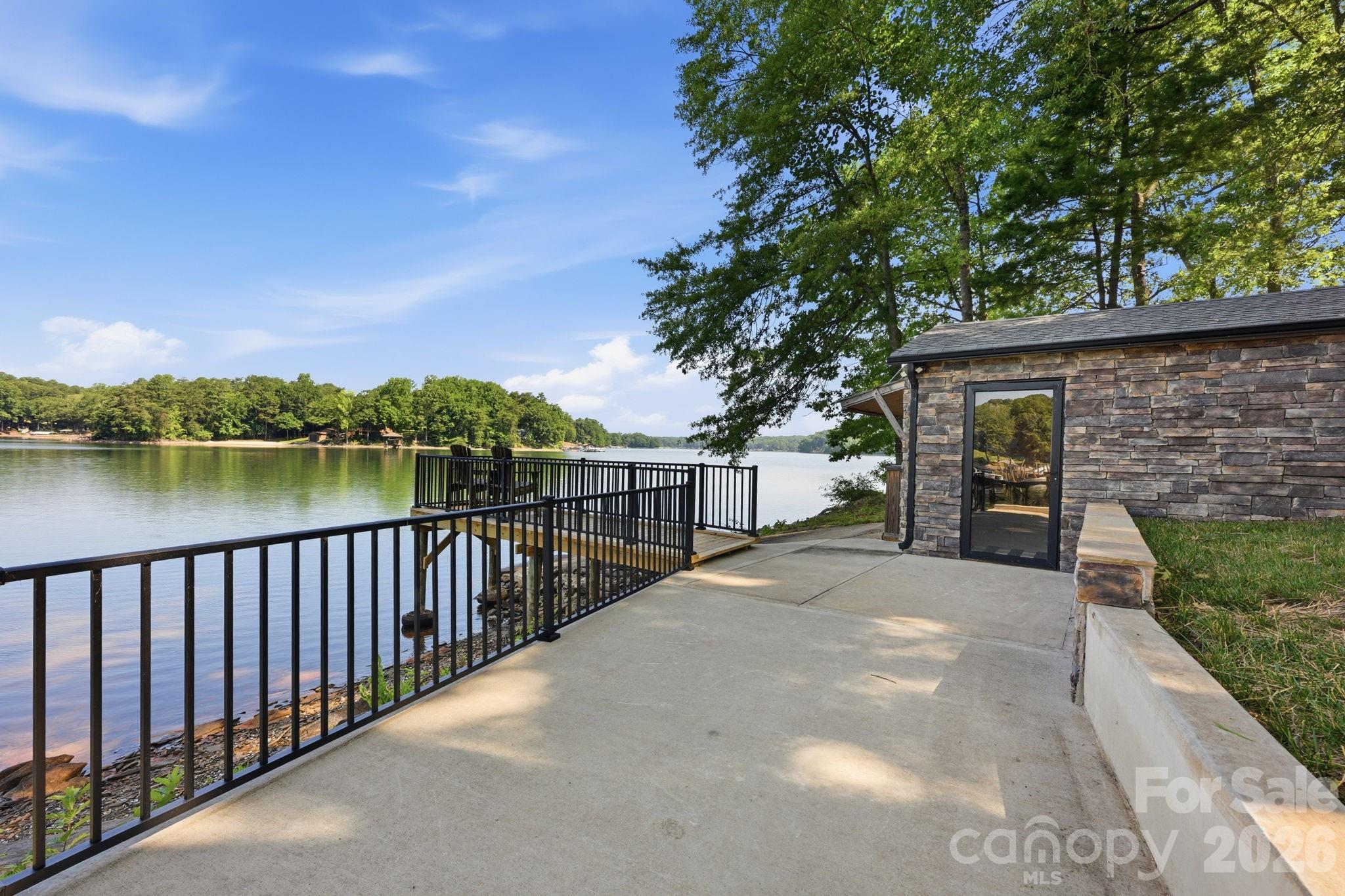 1367 Roundstone Road