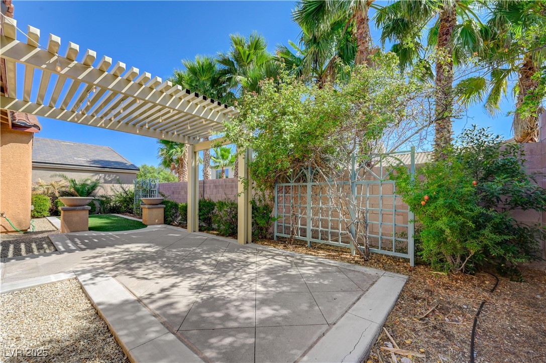 9327 Oxbow Lake Avenue