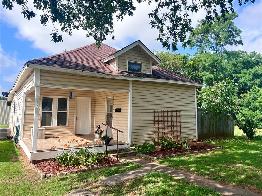 516 W Apache Street