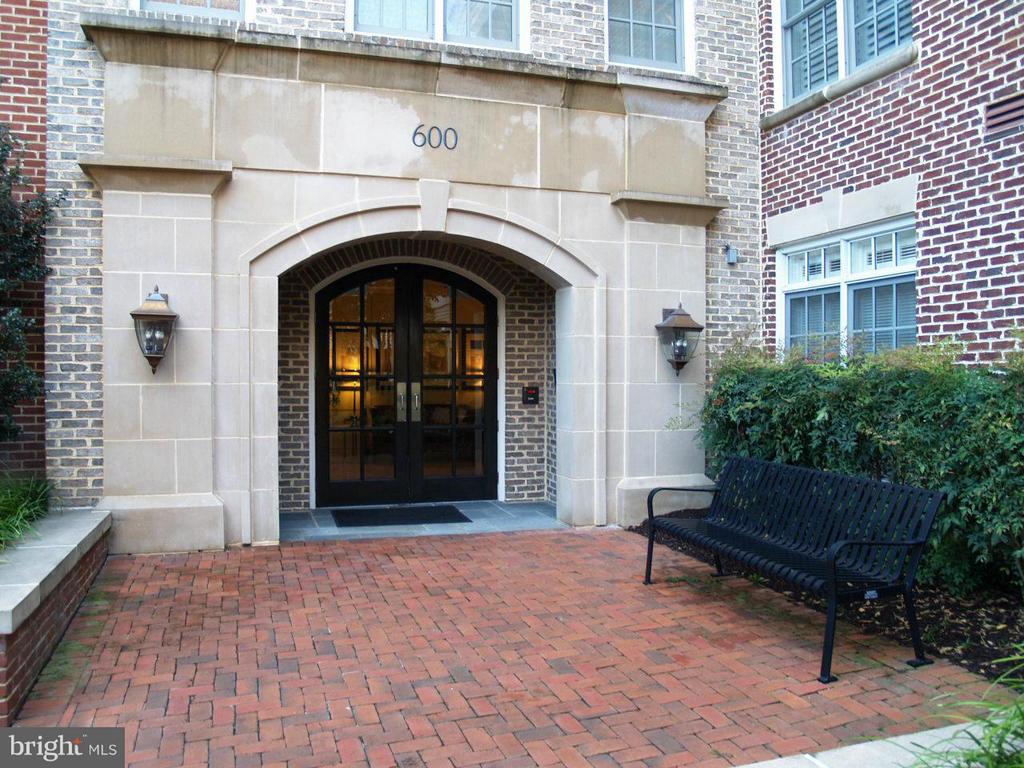 600 SECOND STREET 303
