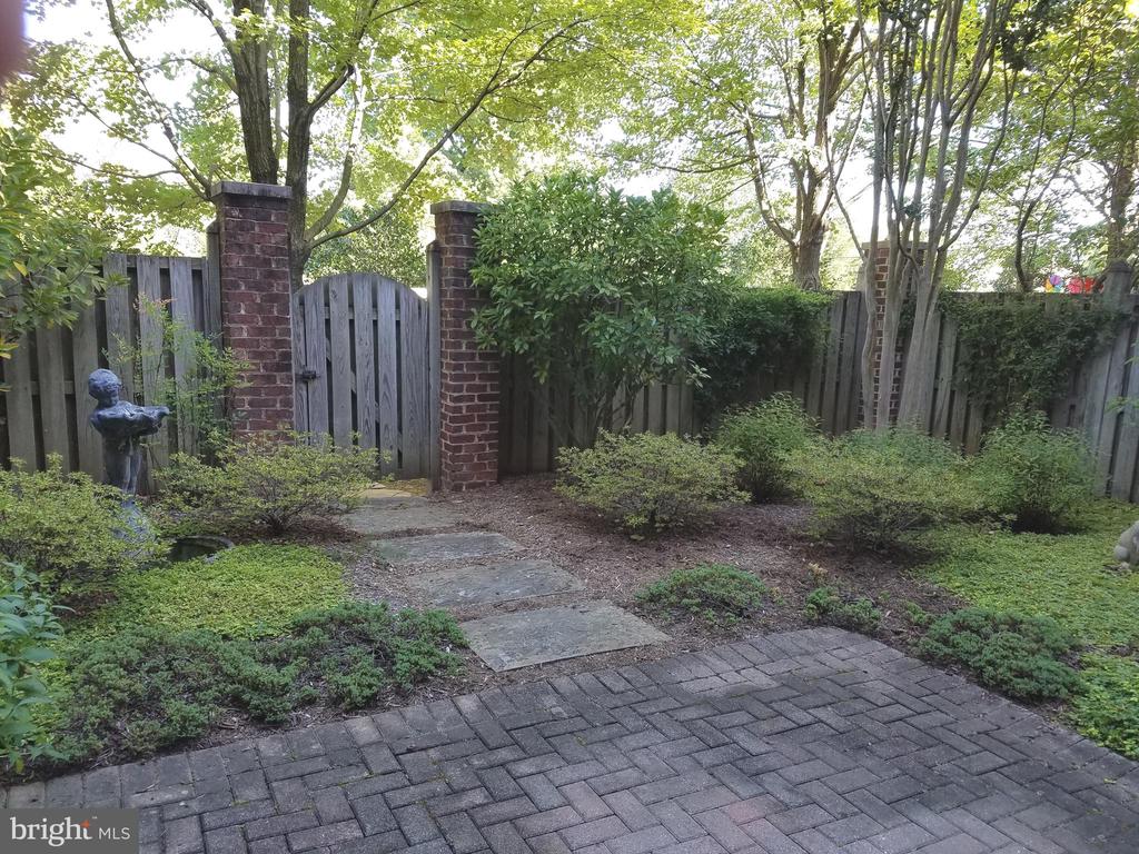 2003 MAYFAIR MCLEAN COURT